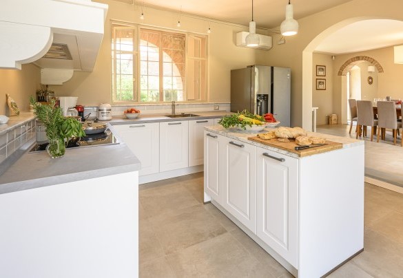 La cucina ben attrezzata e la sala da pranzo open space – Villa Monnalisa