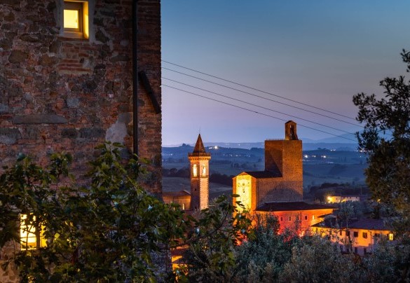 Il panorama del borgo di Vinci illuminato– Villa Monnalisa
