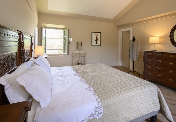 La camera matrimoniale con bagno con doccia en suite con l’antico cassettone – Villa Monnalisa