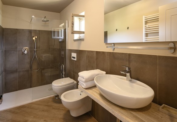 Il bagno con doccia en-suite della camera matrimoniale – Villa Monnalisa