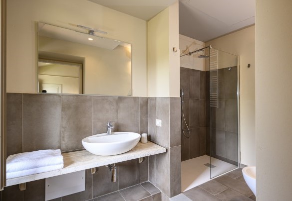 Il bagno con doccia en-suite della camera matrimoniale – Villa Monnalisa