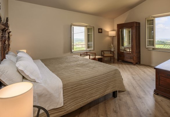 Una camera matrimoniale con bagno con doccia en suite con vista su Vinci e sul retro della villa al primo piano – Villa Monnalisa