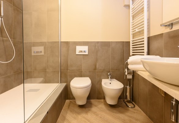 Il bagno con doccia en-suite della camera doppia – Villa Monnalisa