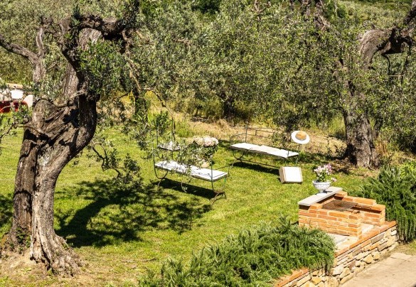 Un piccolo salotto esterno vicino al barbecue – Villa Monnalisa