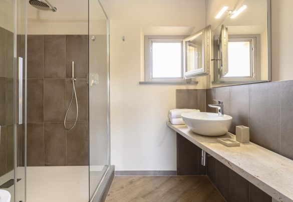 Il bagno con doccia en-suite della camera doppia – Villa Monnalisa
