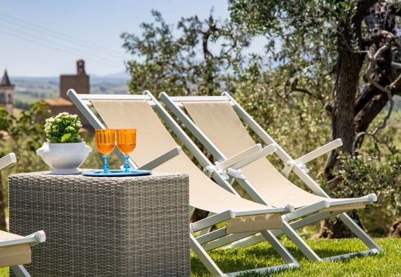 La piscina si trova sul reto della casa con vista sul borgo di Vinci – Villa Monnalisa