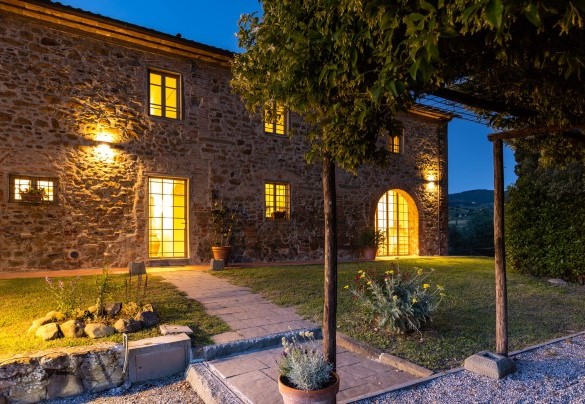 L’ingresso principale della villa Illuminato al tramonto– Villa Monnalisa