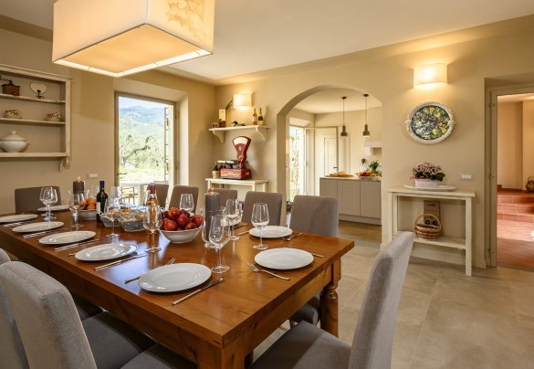 La sala da pranzo con cucina open space – Villa Monnalisa
