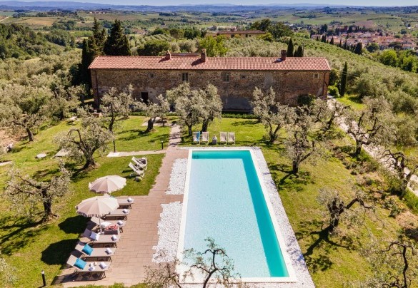 La piscina si trova sul reto della casa con vista sul borgo di Vinci – Villa Monnalisa