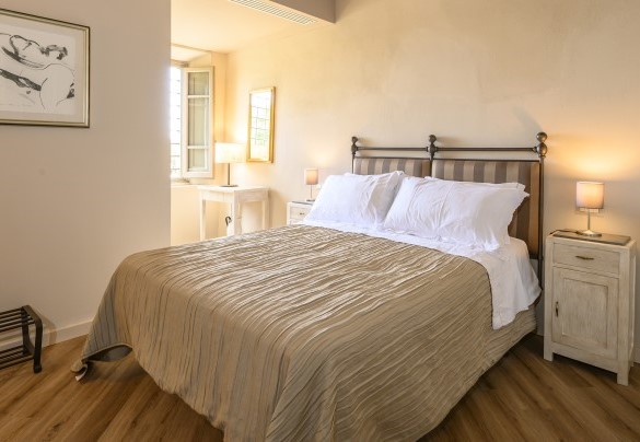 La camera matrimoniale al piano terra con bagno con doccia en-suite – Villa Monnalisa