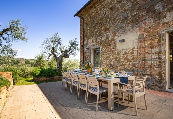La zona pranzo esterna attualmente ombreggiata da una vela e attrezzata con un barbecue fisso – Villa Monnalisa