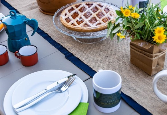 La zona pranzo esterna attualmente ombreggiata da una vela – Villa Monnalisa