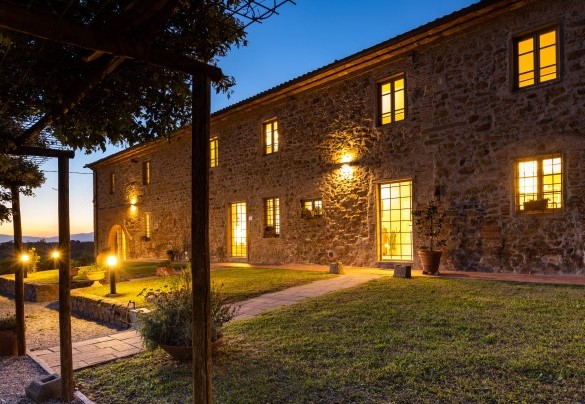 L’ingresso principale della villa Illuminato al tramonto– Villa Monnalisa