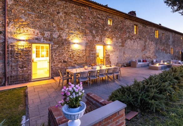 La zona pranzo e la zona living esterna illuminate al tramonto – Villa Monnalisa