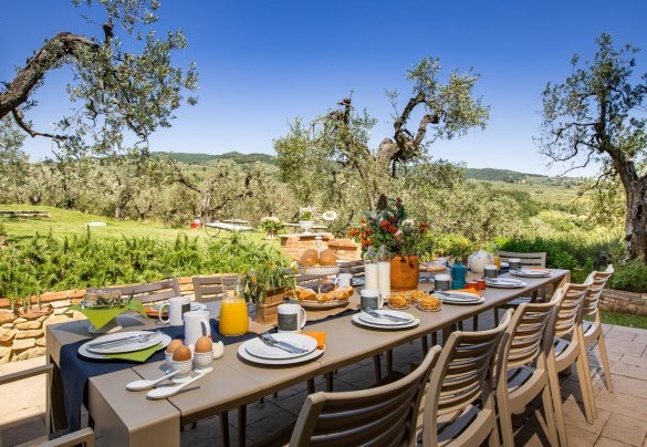 La zona pranzo esterna attualmente ombreggiata da una vela – Villa Monnalisa