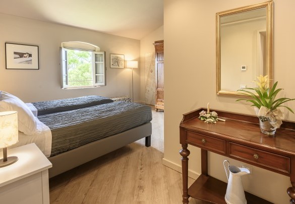 La camera doppia con letti unibili con bagno con doccia en suite con vista sul giardino sul retro della villa al primo piano – Villa Monnalisa