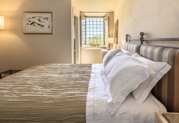 La camera matrimoniale al piano terra con bagno con doccia en-suite – Villa Monnalisa