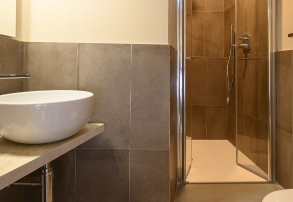 Il bagno con doccia en-suite della camera matrimoniale – Villa Monnalisa