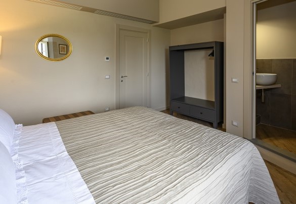 La camera matrimoniale con bagno con doccia en suite con vista su Vinci – Villa Monnalisa