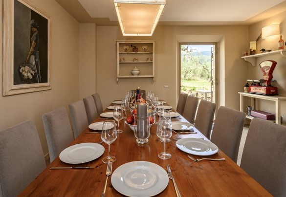 La sala da pranzo con portafinestra che introduce alla zona pranzo esterna – Villa Monnalisa