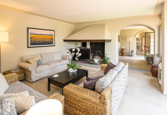 Il soggiorno con caminetto ornamentale e la porta d’ingresso della villa– Villa Monnalisa