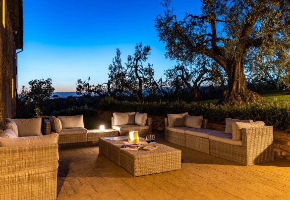 La zona living esterna illuminate al tramonto – Villa Monnalisa