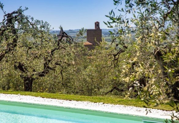 La piscina si trova sul reto della casa con vista sul borgo di Vinci – Villa Monnalisa