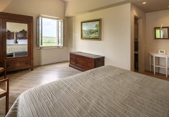 La spaziosa camera matrimoniale con bagno con doccia en suite – Villa Monnalisa