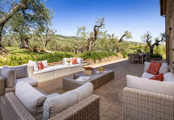 L’area living esterna sul retro della casa vicino alla piscina – Villa Monnalisa