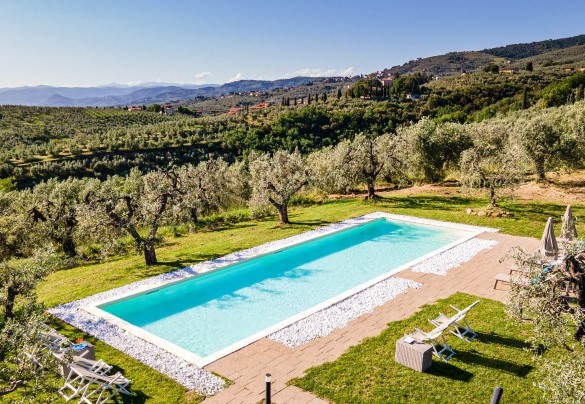 La piscina con area solarium dotata di ombrelloni e lettini – Villa Monnalisa