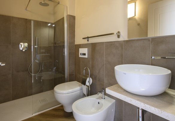 Il bagno con doccia en suite della camera matrimoniale al piano terra – Villa Monnalisa