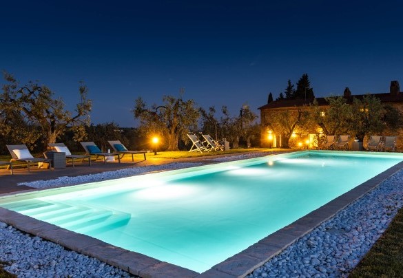 La villa e la piscina illuminata al tramonto – Villa Monnalisa