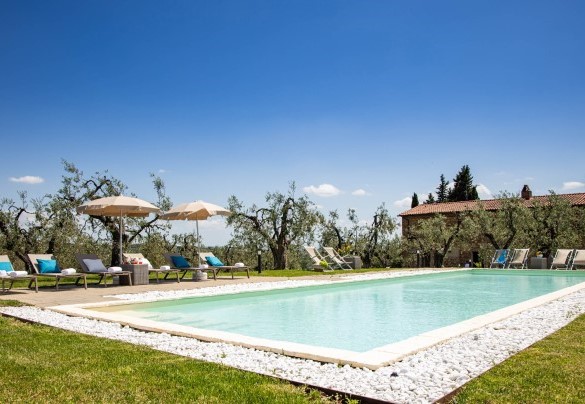 La piscina con area solarium dotata di ombrelloni e lettini, dispone di scala romana e di illuminazione interna – Villa Monnalisa