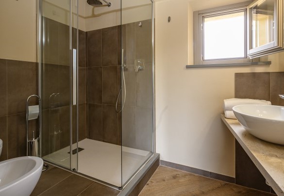 Il bagno con doccia en-suite della camera doppia – Villa Monnalisa