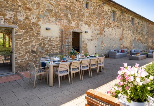  La zona pranzo esterna attualmente ombreggiata da una vela e la zona living esterna – Villa Monnalisa