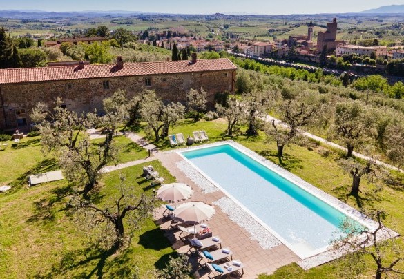 La piscina posta sul crinale della collina dista solo pochi metri dalla villa in posizione panoramica sul borgo di Vinci – Villa Monnalisa
