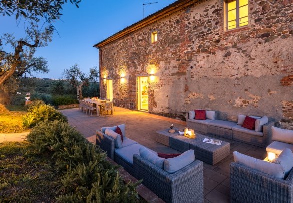 La zona pranzo e la zona living esterna illuminate al tramonto – Villa Monnalisa