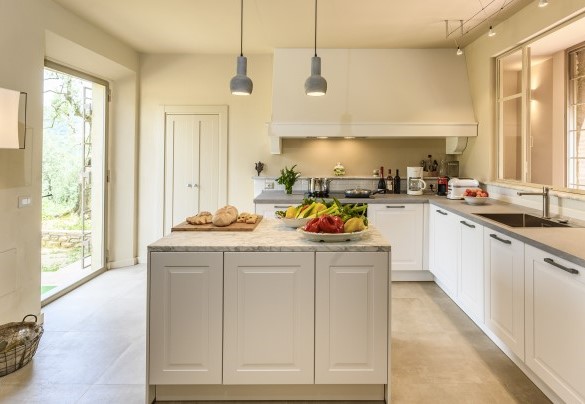 La cucina ben attrezzata con portafinestra che introduce alla zona pranzo esterna – Villa Monnalisa