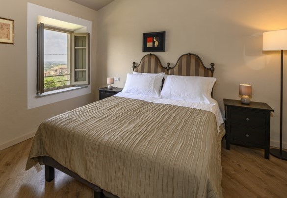 Una camera matrimoniale con bagno con doccia en suite al primo piano con vista su Vinci – Villa Monnalisa