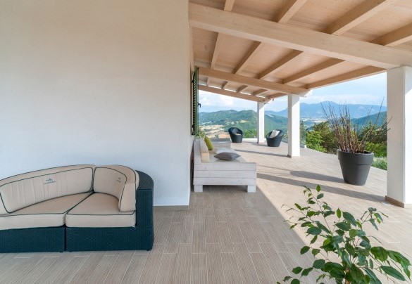 The terrace runs around the entire upper floor - Dimora Montefalcone