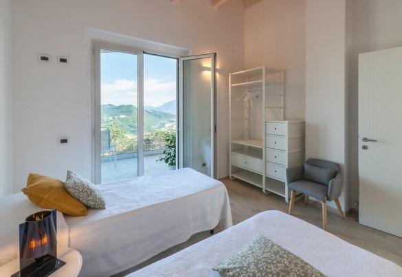 Room no. 3 first floor, with divisible double bed, ceiling with wooden beams and panoramic view of the valley - Dimora Montefalcone