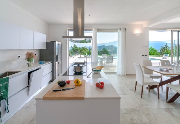 Modern equipped kitchen, with central island and large worktops - Dimora Montefalcone