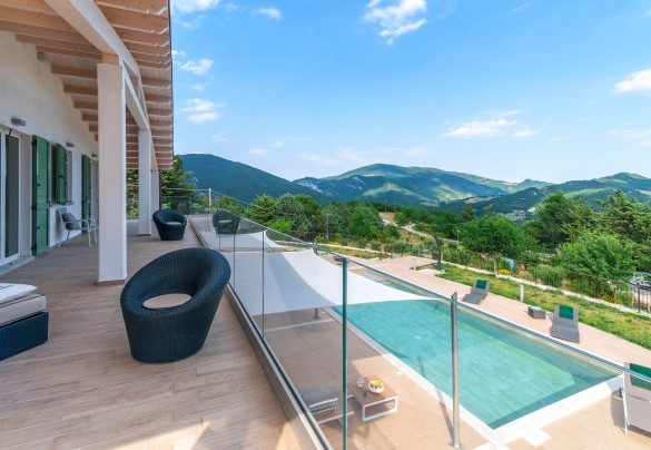 Spacious and panoramic terrace, with outdoor seating and breathtaking views - Dimora Montefalcone