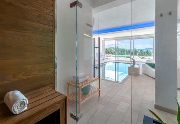 Wooden sauna with a view of the pool, for wellness and relaxation moments - Dimora Montefalcone