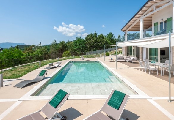 Outdoor pool with sun loungers and breathtaking views of the surrounding hills - Dimora Montefalcone