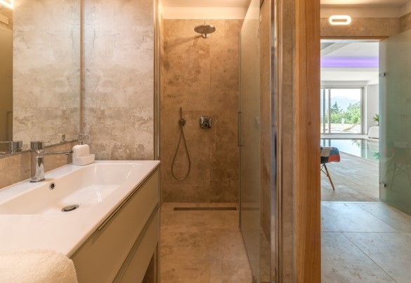 Bathroom no. 2 with shower and entrance from the changing room, ground floor - Dimora Montefalcone