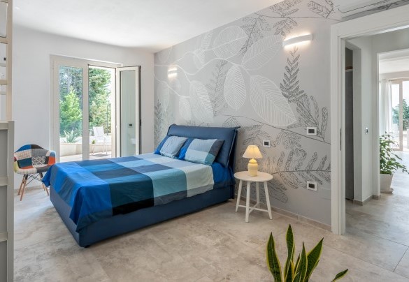 Double room n. 1 ground floor, with floral decorations on the walls and access to the outside - Dimora Montefalcone