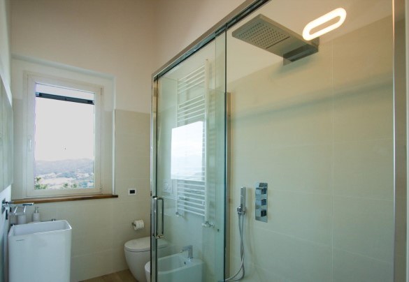 Modern bathroom no. 3 first floor - Dimora Montefalcone