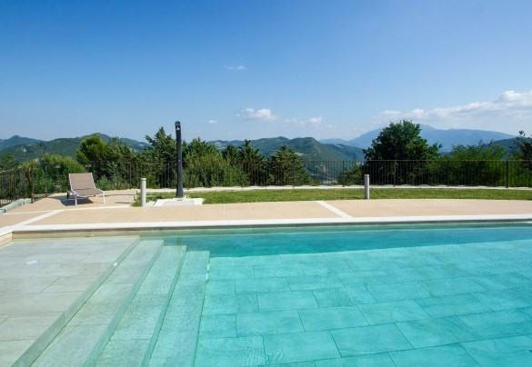 Outdoor pool with solarium and hydromassage corner - Dimora Montefalcone