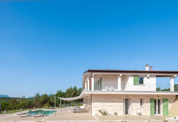 Side view of the villa, featuring a spacious fenced outdoor area - Dimora Montefalcone